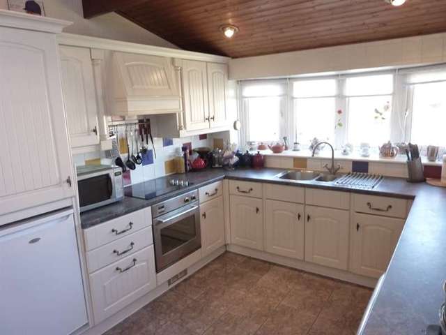  Image of 3 Bedroom Detached for sale at Kensworth Common, LU6 3LP