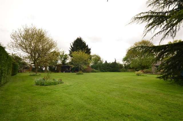  Image of 4 Bedroom Bungalow for sale at Billericay Essex Billericay, CM12 9UL