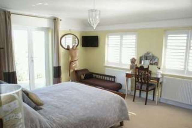  Image of 4 Bedroom Detached for sale at Park View Drive North Charvil Reading, RG10 9QY