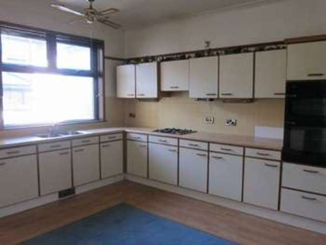  Image of 3 Bedroom Terraced to rent at Oldham Road  Rochdale, OL11 2EZ