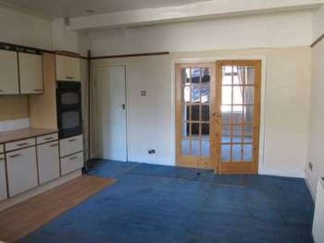  Image of 3 Bedroom Terraced to rent at Oldham Road  Rochdale, OL11 2EZ