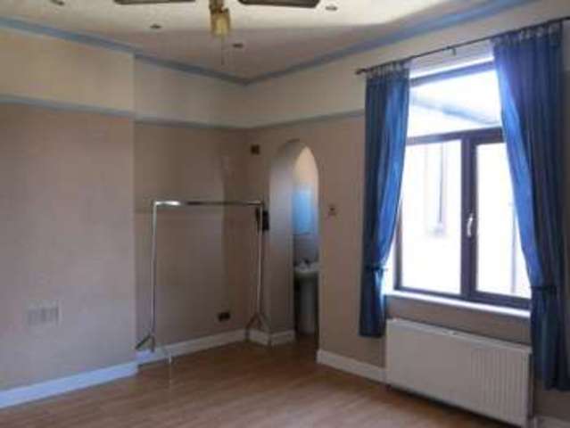  Image of 3 Bedroom Terraced to rent at Oldham Road  Rochdale, OL11 2EZ