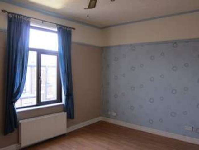  Image of 3 Bedroom Terraced to rent at Oldham Road  Rochdale, OL11 2EZ