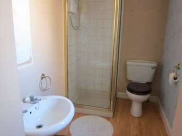  Image of 3 Bedroom Terraced to rent at Oldham Road  Rochdale, OL11 2EZ