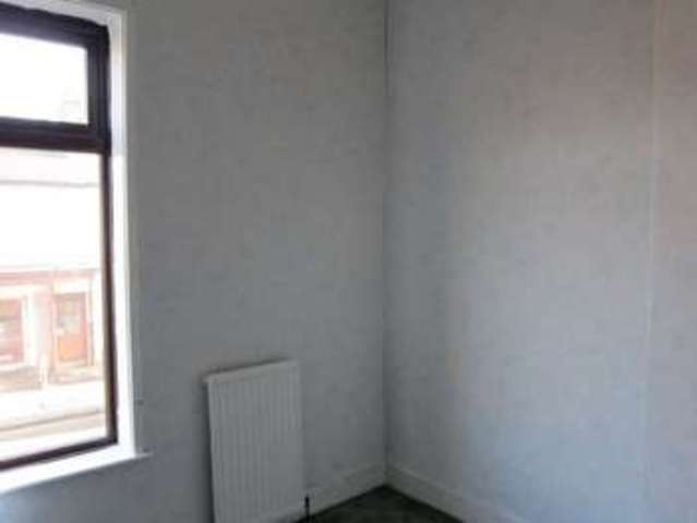  Image of 3 Bedroom Terraced to rent at Oldham Road  Rochdale, OL11 2EZ