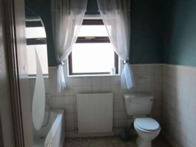  Image of 3 Bedroom Terraced to rent at Oldham Road  Rochdale, OL11 2EZ