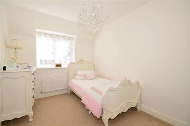  Image of 4 Bedroom Detached for sale at Emsworth Hampshire Emsworth, PO10 7GN
