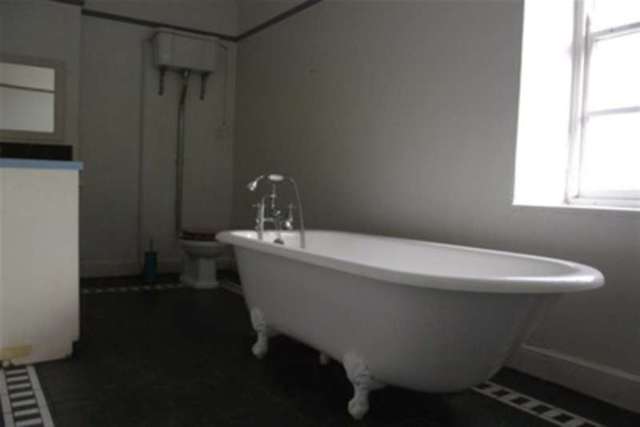  Image of 2 Bedroom Flat to rent at Shepton Mallet, BA4 5LX