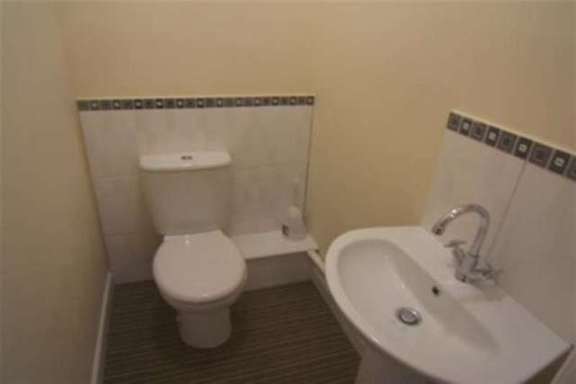 Image of 3 Bedroom Flat to rent at Pontefract, WF7 6DE