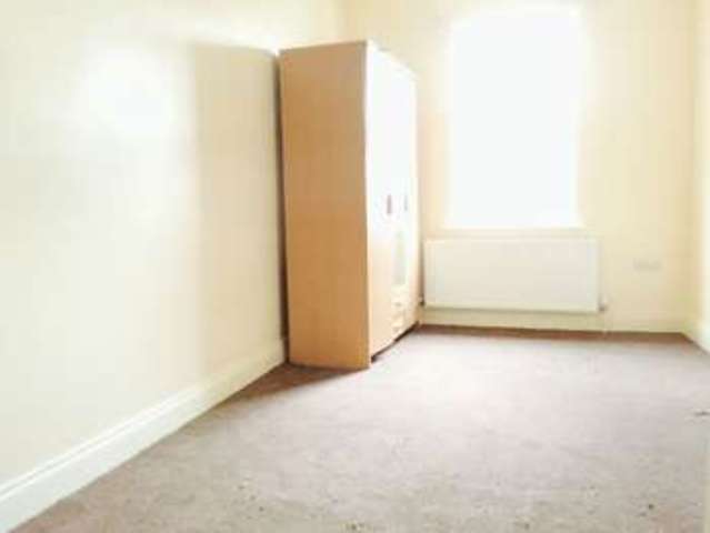  Image of 4 Bedroom Flat to rent at Stroud Green Road  London, N4 3EF