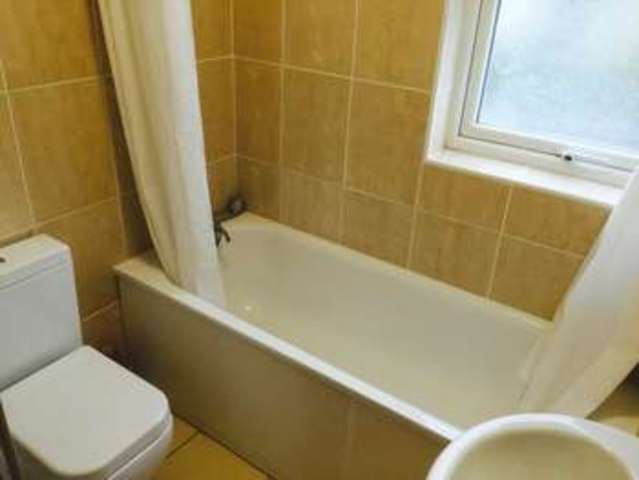  Image of 4 Bedroom Flat to rent at Stroud Green Road  London, N4 3EF