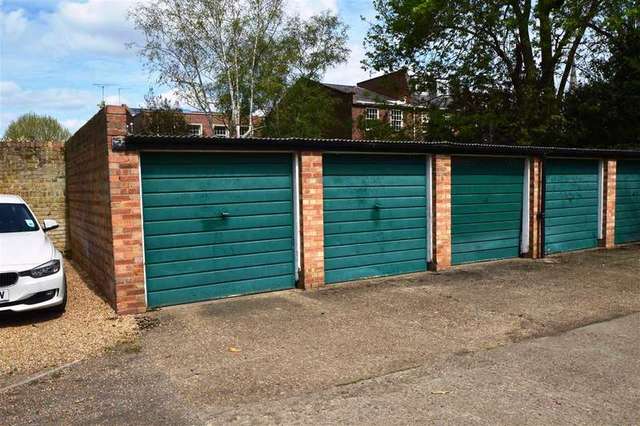  Image of Property to rent at Putney Vale, SW15 6EX