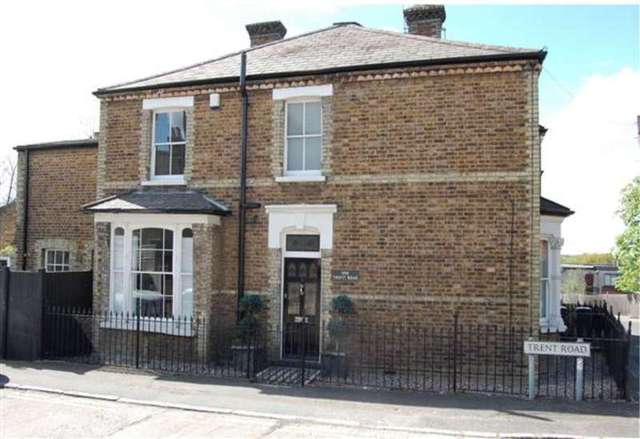 Image of 3 Bedroom End of Terrace to rent at Buckhurst Hill, IG9 5RT