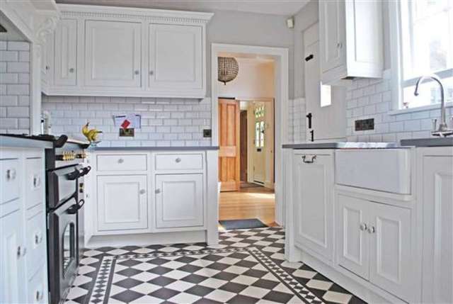 Image of 3 Bedroom End of Terrace to rent at Buckhurst Hill, IG9 5RT