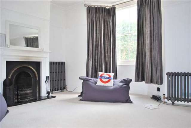  Image of 3 Bedroom End of Terrace to rent at Buckhurst Hill, IG9 5RT