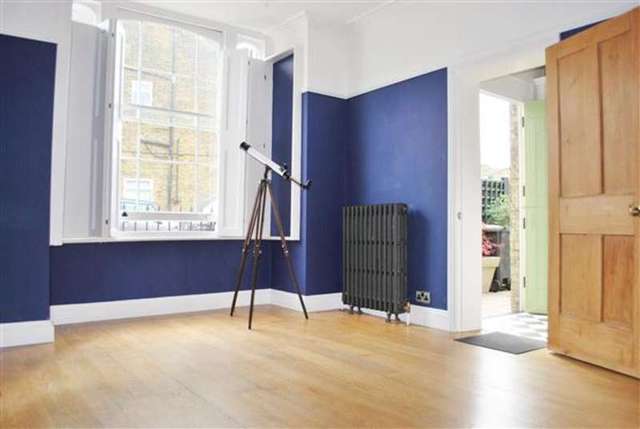  Image of 3 Bedroom End of Terrace to rent at Buckhurst Hill, IG9 5RT