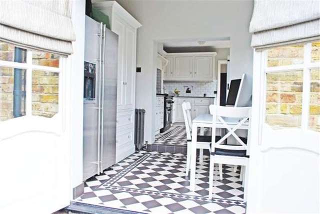  Image of 3 Bedroom End of Terrace to rent at Buckhurst Hill, IG9 5RT