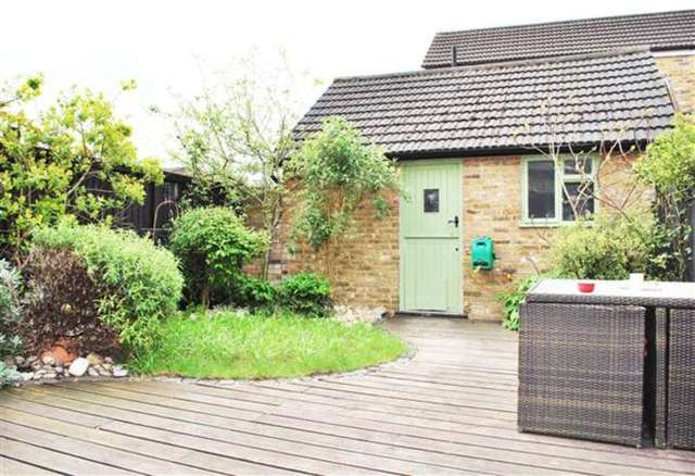  Image of 3 Bedroom End of Terrace to rent at Buckhurst Hill, IG9 5RT