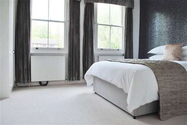  Image of 3 Bedroom End of Terrace to rent at Buckhurst Hill, IG9 5RT