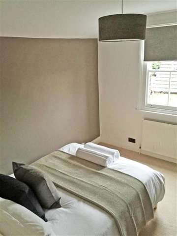  Image of 3 Bedroom End of Terrace to rent at Buckhurst Hill, IG9 5RT