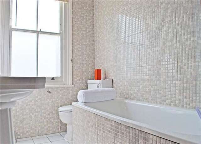  Image of 3 Bedroom End of Terrace to rent at Buckhurst Hill, IG9 5RT