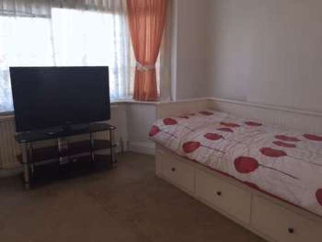  Image of Flat to rent at Victory Avenue  Morden, SM4 6DL