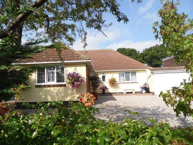  Image of 4 Bedroom Detached for sale at Wavertree Road  Benfleet, SS7 5AP