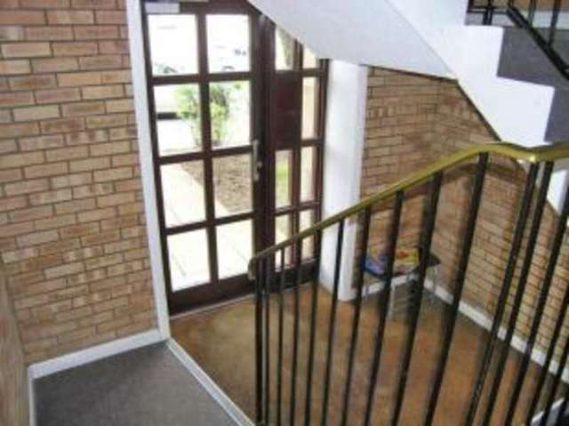  Image of 3 Bedroom Flat for sale at Glasgow Lanarkshire Glasgow, G31 2EG