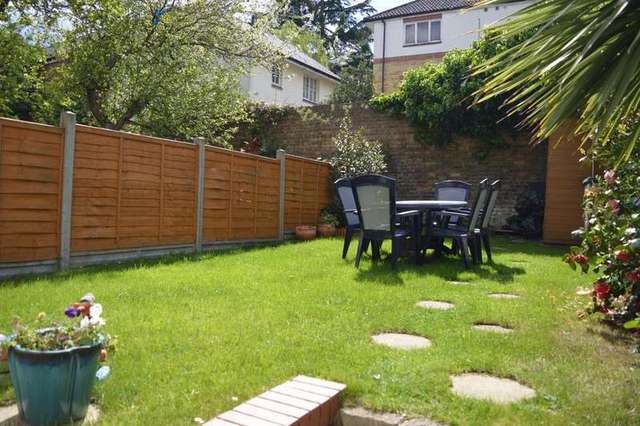  Image of 2 Bedroom Flat to rent at Wray Crescent  London, N4 3LN