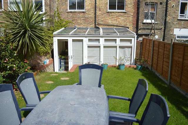  Image of 2 Bedroom Flat to rent at Wray Crescent  London, N4 3LN