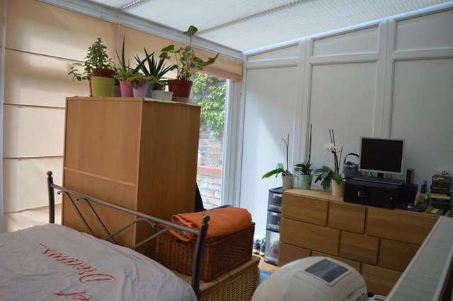  Image of 2 Bedroom Flat to rent at Wray Crescent  London, N4 3LN