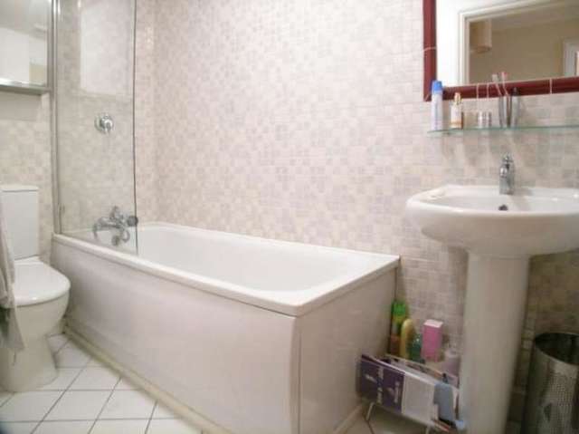  Image of 2 Bedroom Flat to rent at Wray Crescent  London, N4 3LN