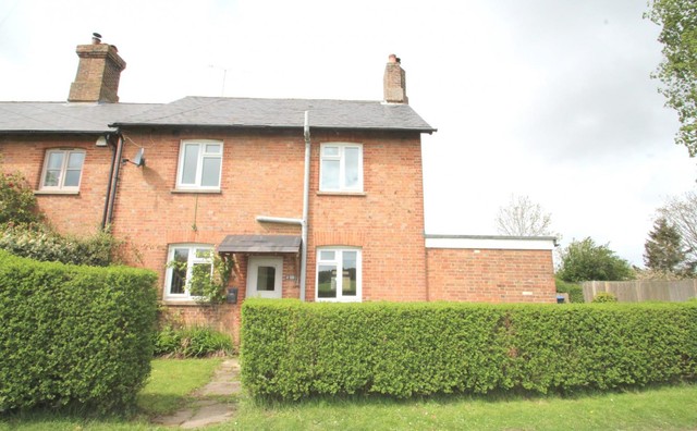  Image of 3 Bedroom Cottage to rent at Wallage Lane Rowfant Crawley, RH10 4NH