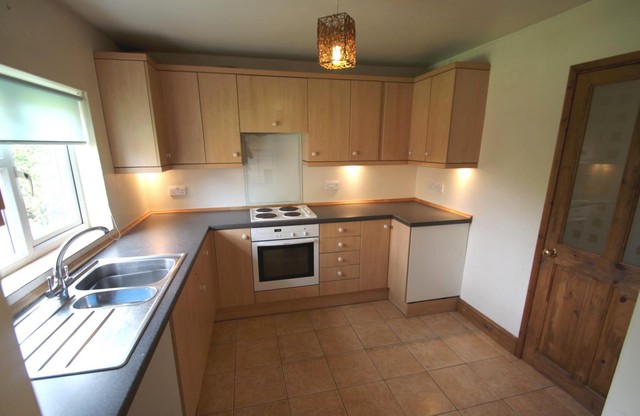  Image of 3 Bedroom Cottage to rent at Wallage Lane Rowfant Crawley, RH10 4NH