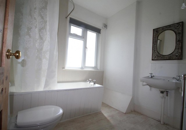  Image of 3 Bedroom Cottage to rent at Wallage Lane Rowfant Crawley, RH10 4NH