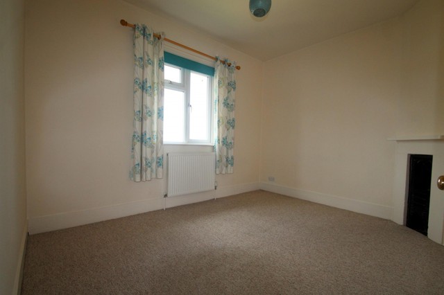  Image of 3 Bedroom Cottage to rent at Wallage Lane Rowfant Crawley, RH10 4NH