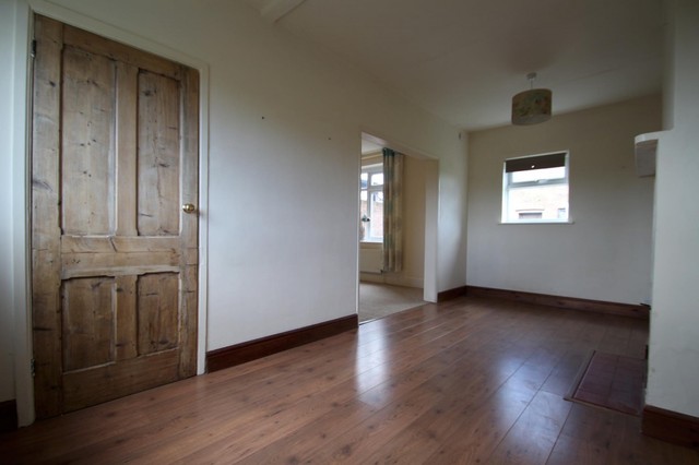  Image of 3 Bedroom Cottage to rent at Wallage Lane Rowfant Crawley, RH10 4NH