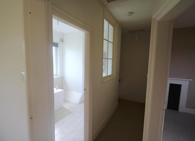  Image of 3 Bedroom Cottage to rent at Wallage Lane Rowfant Crawley, RH10 4NH