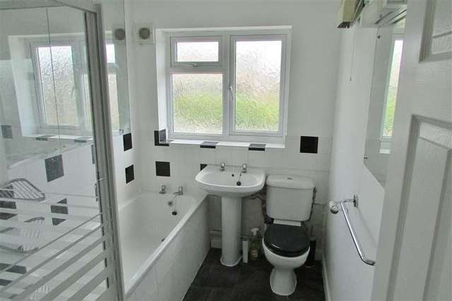  Image of 2 Bedroom Flat to rent at Charlton Wantage, OX12 7EA