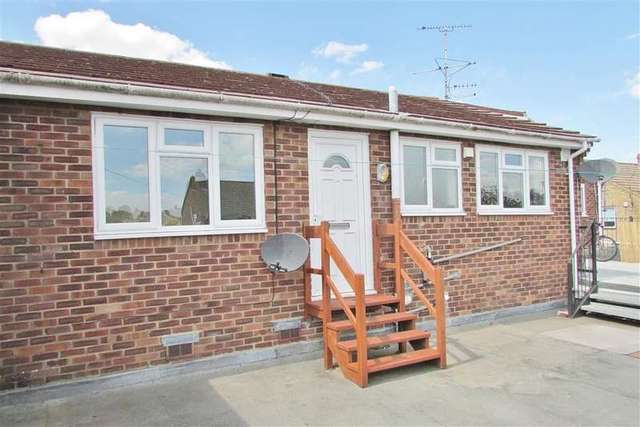  Image of 2 Bedroom Flat to rent at Charlton Wantage, OX12 7EA