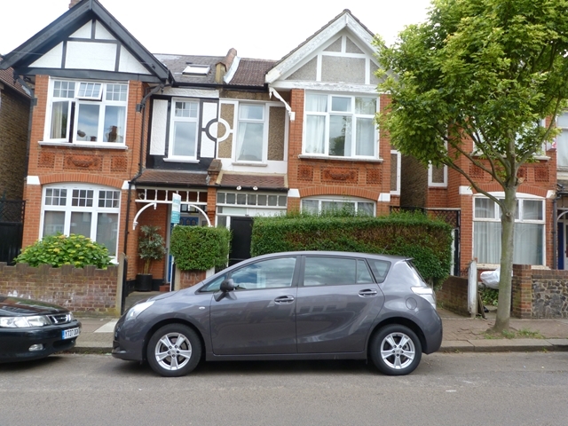  Image of 2 Bedroom Flat to rent at Pendle road  Tooting, SW16 6RT
