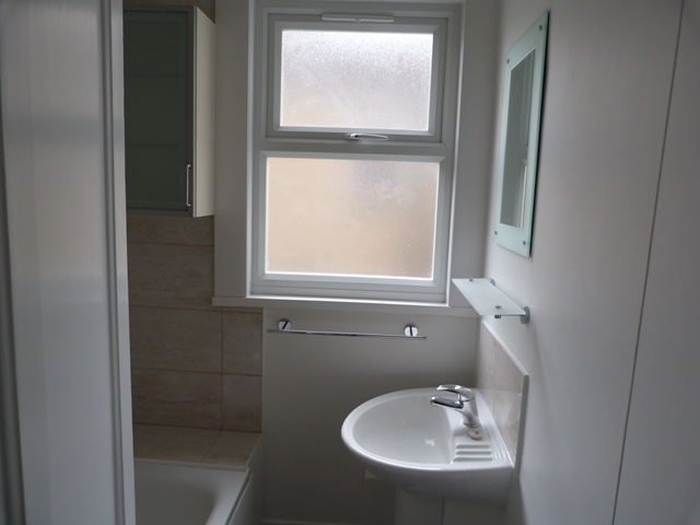  Image of 2 Bedroom Flat to rent at Pendle road  Tooting, SW16 6RT