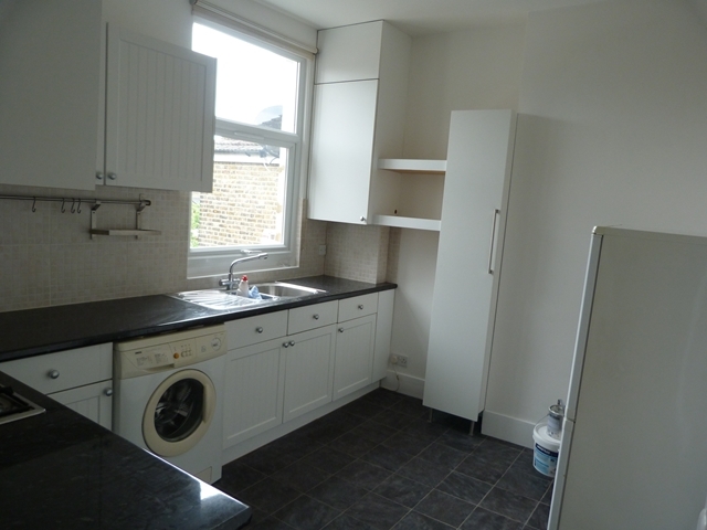  Image of 2 Bedroom Flat to rent at Pendle road  Tooting, SW16 6RT