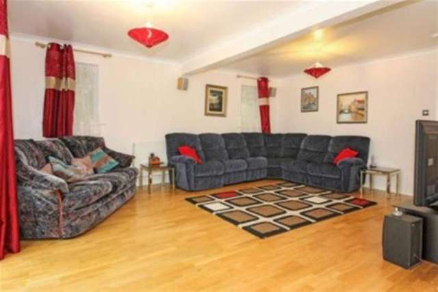  Image of 5 Bedroom Detached to rent at Bournemouth, BH10 7DL