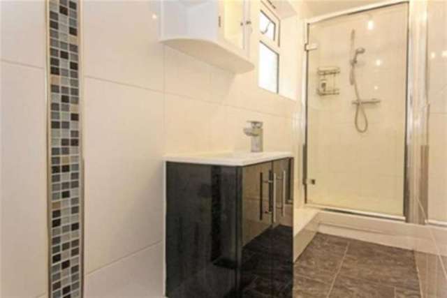  Image of 5 Bedroom Detached to rent at Bournemouth, BH10 7DL
