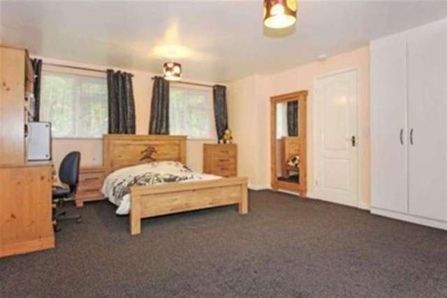  Image of 5 Bedroom Detached to rent at Bournemouth, BH10 7DL