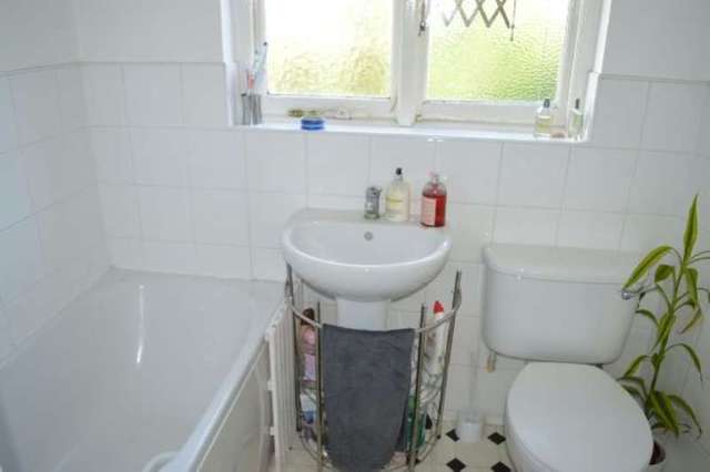  Image of 1 Bedroom Flat for sale at Arcade Parade  Chessington, KT9 1AB