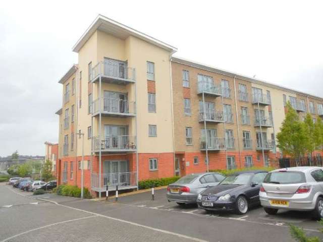  Image of 2 Bedroom Flat for sale at Ashdown House  Reading, RG30 1AX