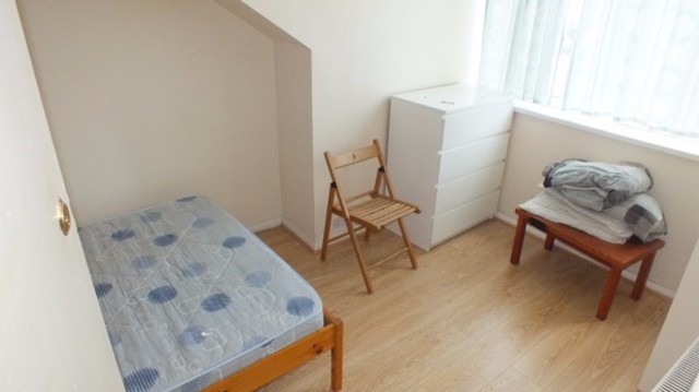  Image of 2 Bedroom Terraced for sale at Autumn Street  Leeds, LS6 1RH