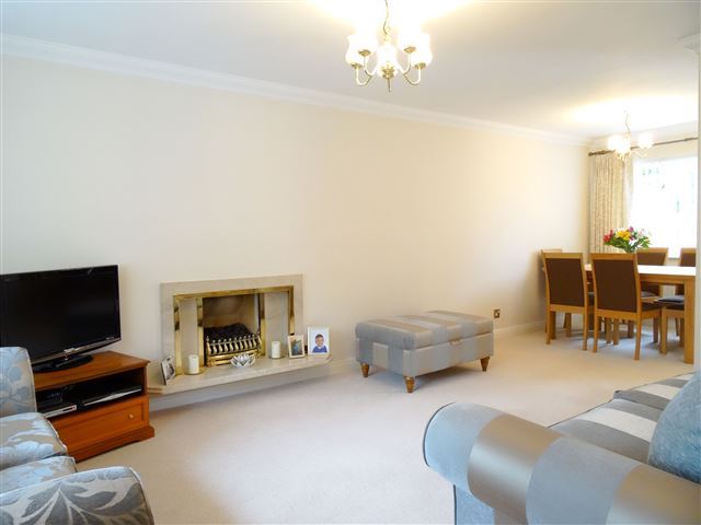  Image of 4 Bedroom Detached for sale at Bishopton Drive  Macclesfield, SK11 8TR